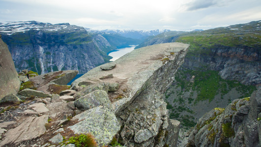 徒步旅行的地方   trolltunga，巨魔的舌头，岩石 skjegedall，与旅游和湖 ringedalsvatnet