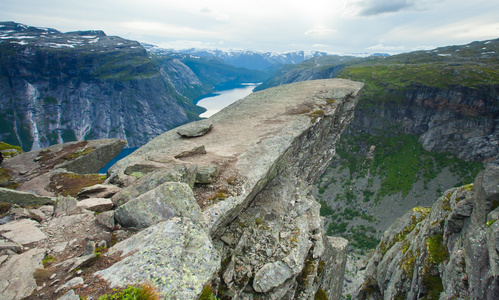 徒步旅行的地方   trolltunga，巨魔的舌头，岩石 skjegedall，与旅游和湖 ringedalsvatnet