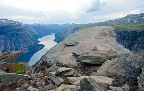 徒步旅行的地方   trolltunga，巨魔的舌头，岩石 skjegedall，与旅游和湖 ringedalsvatnet