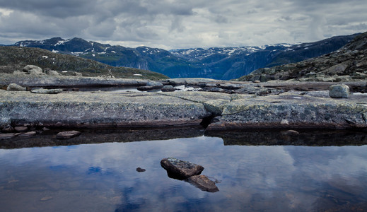 挪威山河秀丽，有着山去 trolltunga 的路