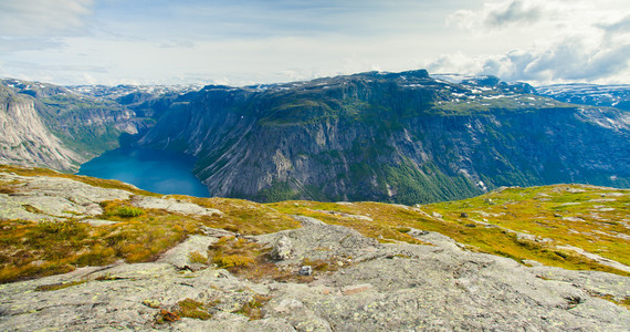 挪威山河秀丽，有着山去 trolltunga 的路