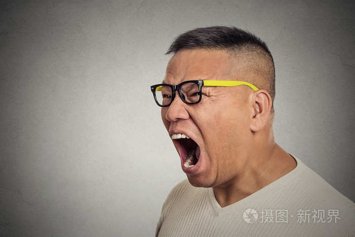疯狂不满生气发怒的人与眼镜张嘴尖叫