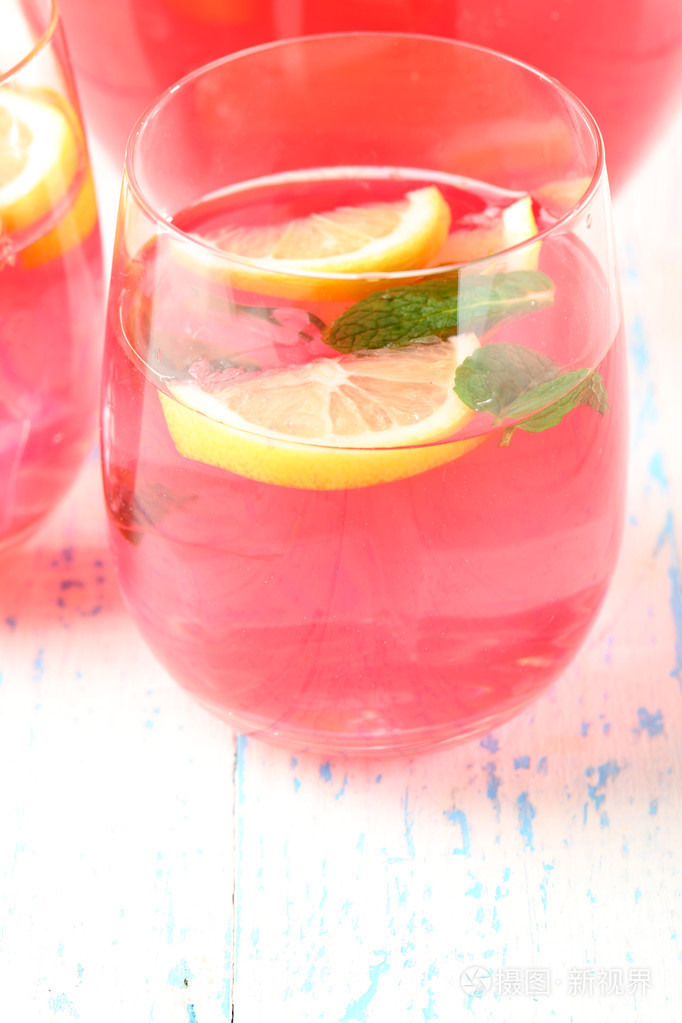在玻璃上表特写粉红柠檬水