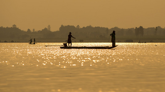 渔民在船上日出