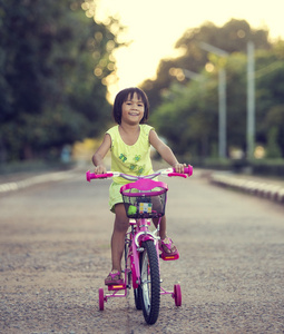 可爱微笑道自行车的小女孩