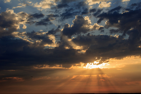 光线穿过云层照片
