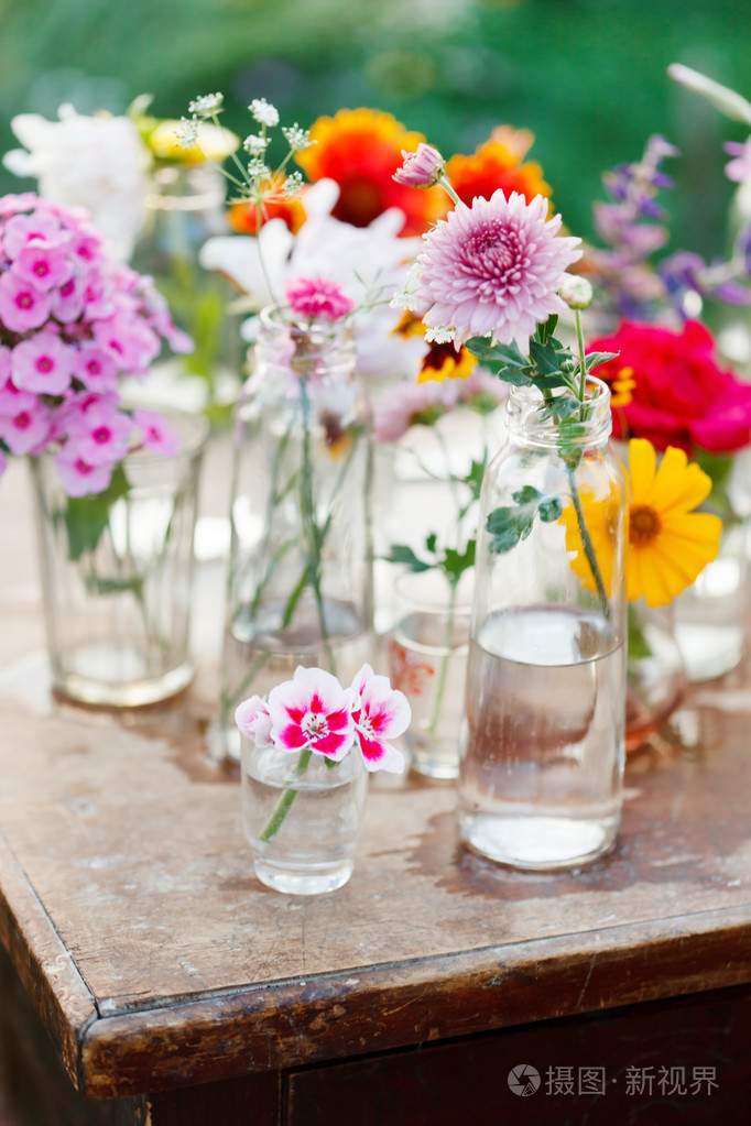 装在瓶子里的花