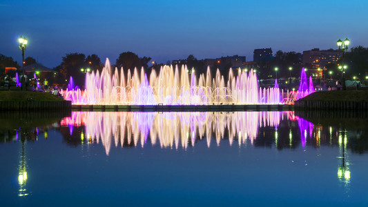 在莫斯科 Tsaritsyno 公园的音乐喷泉。俄罗斯