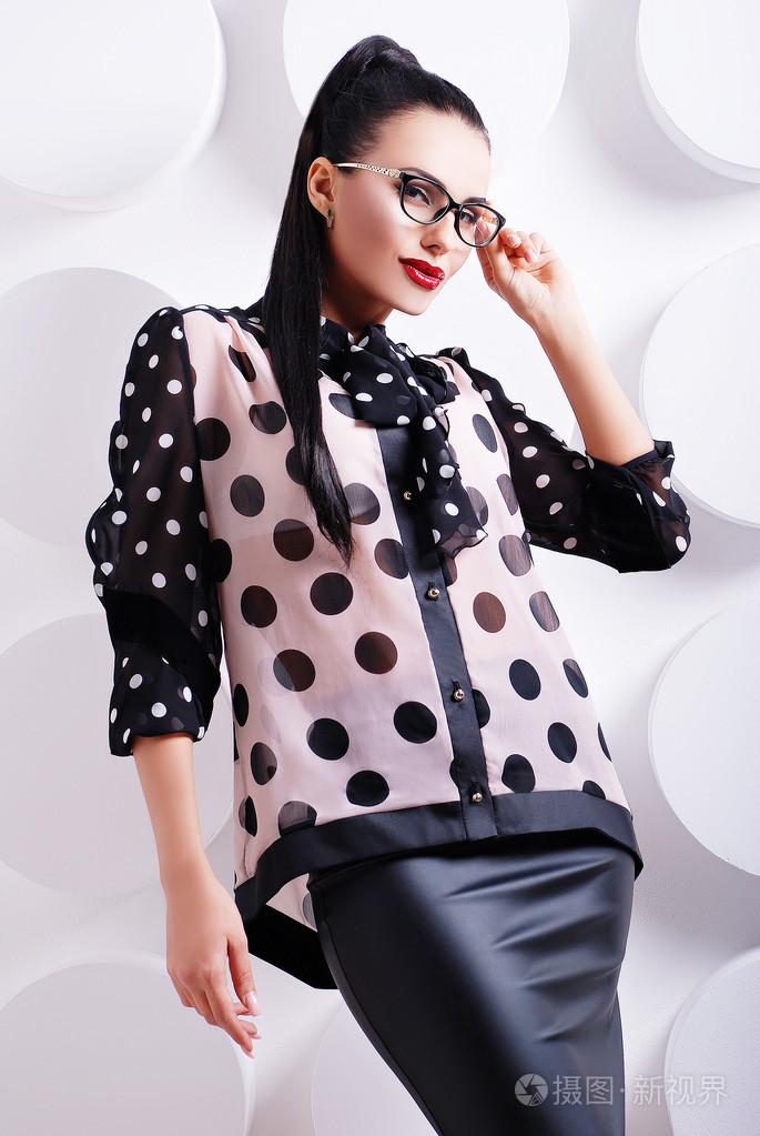 在优雅新潮时尚衣服的女人