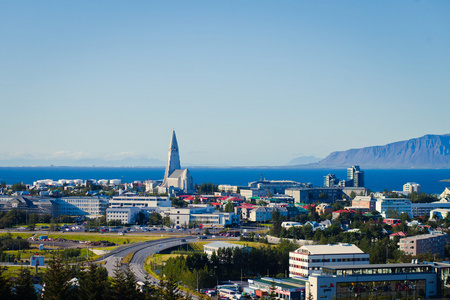 雷克雅未克，冰岛与港口和天际线的山，景外市，看到从观察 Hallgrimskirkja 教堂塔美丽超广角鸟瞰图