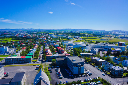 雷克雅未克，冰岛与港口和天际线的山，景外市，看到从观察 Hallgrimskirkja 教堂塔美丽超广角鸟瞰图