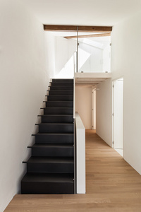 空旷的走廊，现代黑楼梯