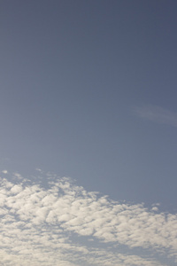 蓝色的天空与柔和的光白色的云阳光明媚温暖的日子
