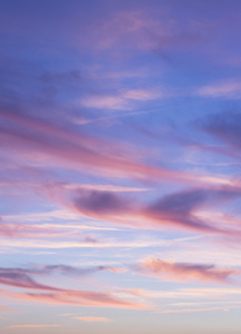 天空与云彩在蓝色和粉红色日落晚上的颜色