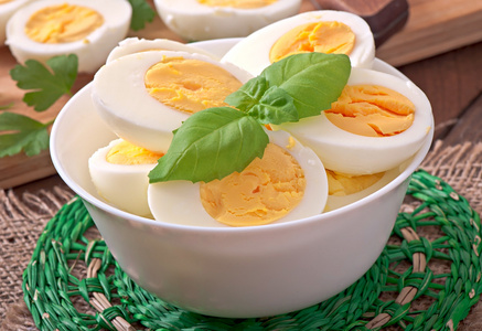 煮熟的鸡蛋在碗里图片