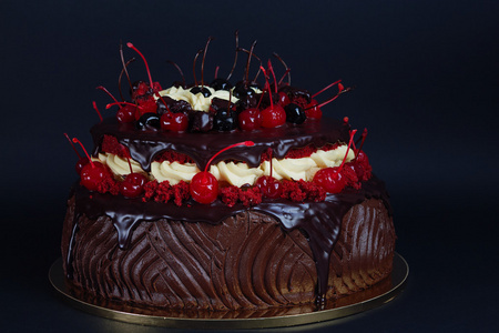 红樱桃与黑巧克力蛋糕