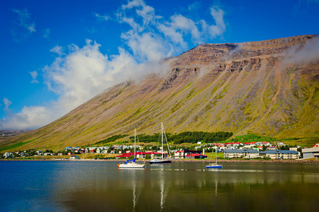 美丽的景色，冰岛峡湾 isafjordur 和城市里在冰岛的红房子，船和游艇，vestfirdir