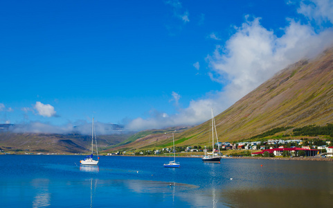 美丽的景色，冰岛峡湾 isafjordur 和城市里在冰岛的红房子，船和游艇，vestfirdir