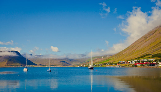 美丽的景色，冰岛峡湾 isafjordur 和城市里在冰岛的红房子，船和游艇，vestfirdir