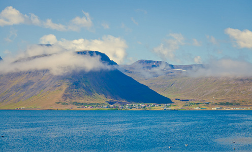 美丽的景色，冰岛峡湾 isafjordur 和城市里在冰岛的红房子，船和游艇，vestfirdir