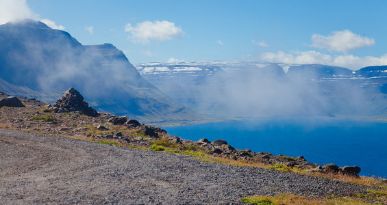 美丽的景色，冰岛峡湾 isafjordur 和城市里在冰岛的红房子，船和游艇，vestfirdir