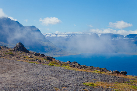 美丽的景色，冰岛峡湾 isafjordur 和城市里在冰岛的红房子，船和游艇，vestfirdir