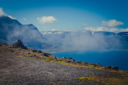 美丽的景色，冰岛峡湾 isafjordur 和城市里在冰岛的红房子，船和游艇，vestfirdir