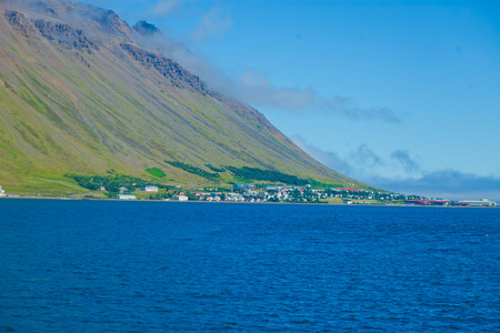 美丽的景色，冰岛峡湾 isafjordur 和城市里在冰岛的红房子，船和游艇，vestfirdir