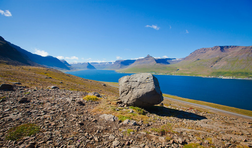 美丽的景色，冰岛峡湾 isafjordur 和城市里在冰岛的红房子，船和游艇，vestfirdir