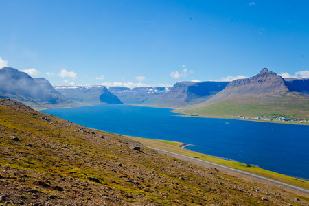 美丽的景色，冰岛峡湾 isafjordur 和城市里在冰岛的红房子，船和游艇，vestfirdir