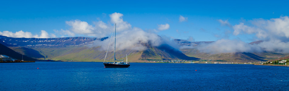 美丽的景色，冰岛峡湾 isafjordur 和城市里在冰岛的红房子，船和游艇，vestfirdir