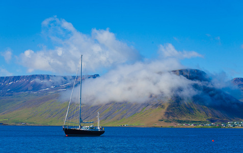 美丽的景色，冰岛峡湾 isafjordur 和城市里在冰岛的红房子，船和游艇，vestfirdir