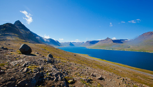 美丽的景色，冰岛峡湾 isafjordur 和城市里在冰岛的红房子，船和游艇，vestfirdir