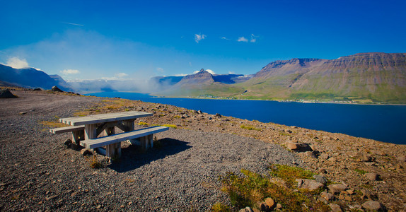 美丽的景色，冰岛峡湾 isafjordur 和城市里在冰岛的红房子，船和游艇，vestfirdir