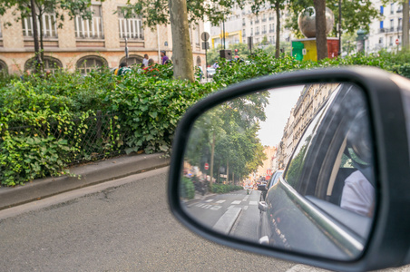 大城市视图在大城市开车.后视镜视图照片