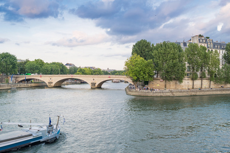 巴黎塞纳河河沿岸的城市景观