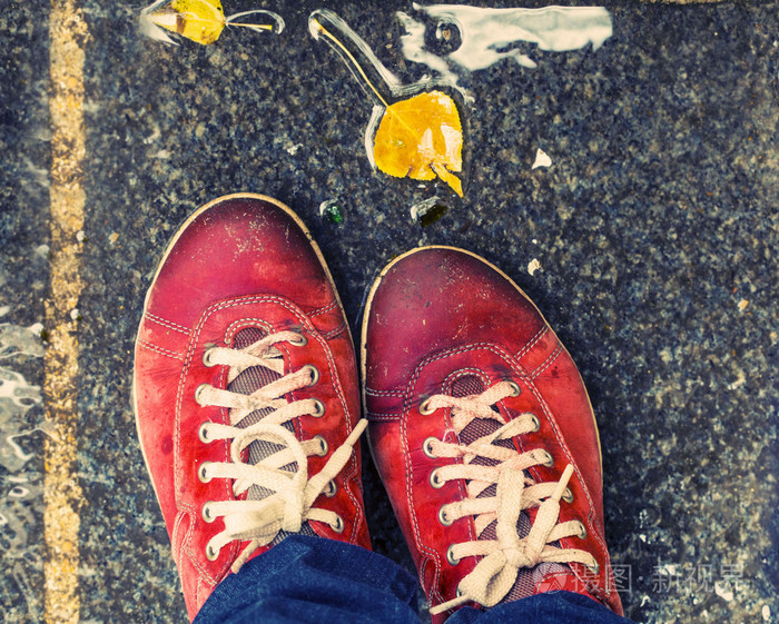 在湿滑的路面上的红色鞋子