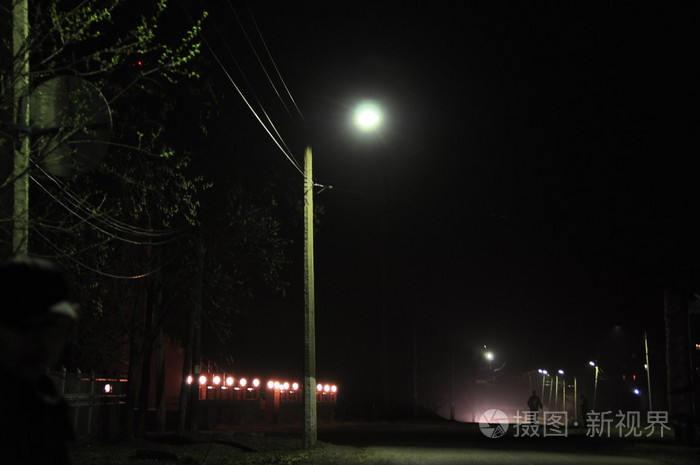 夜街道灯毫无意义和昏暗的光
