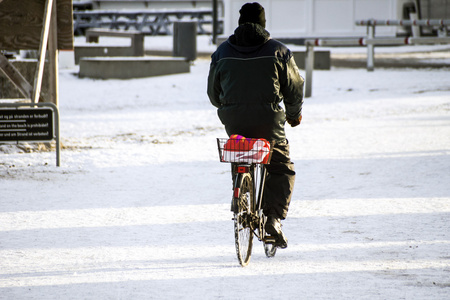 在冬天骑自行车的人