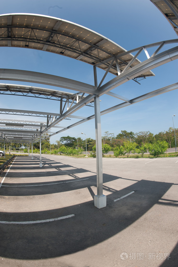 在停车场屋顶上的太阳能电池