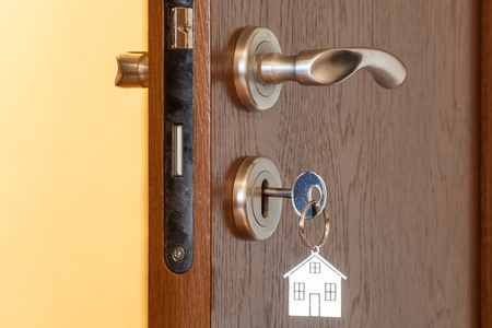 与插入钥匙在锁孔和房子的图标，对它的门把手