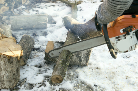 用链锯砍柴火的过程攀爬过程中手持冰斧的手在冰川上的第一人称视角在