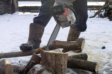 使用电锯的切割木的进程