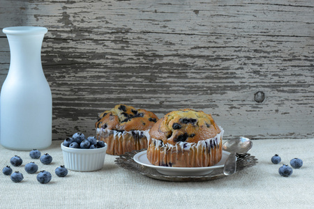 新鲜的蓝莓松饼上质朴粗麻布