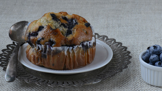 新鲜的蓝莓松饼上质朴粗麻布