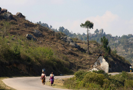 沿着这条路走的两名马达加斯加妇女