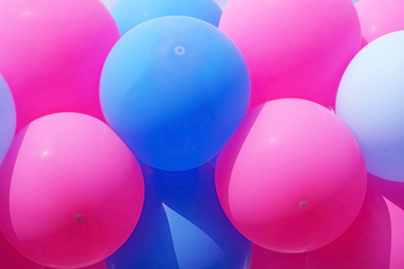 粉色和蓝色的气球为背景的