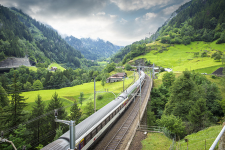 现代火车在瑞士阿尔卑斯山