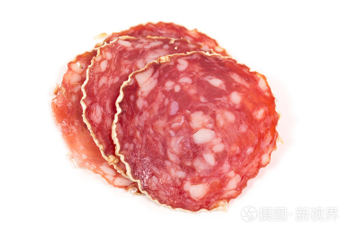 白色背景上的萨拉米香肠片