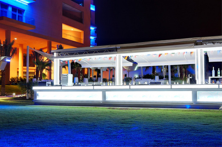 酒吧夜间照明的豪华酒店，迪拜，阿联酋